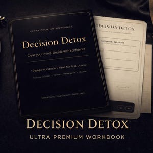 Könnte beinhalten: Ein schwarzes Arbeitsbuch mit dem Titel "Decision Detox" mit goldfarbenen Buchstaben, zusammen mit einem Stift, einer Uhr und Papier. Auf dem Einband des Arbeitsbuchs steht "Clear your mind. Decide with confidence."