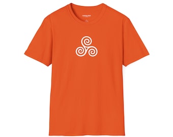 Maglietta con tripla spirale e simbolo del triskelion