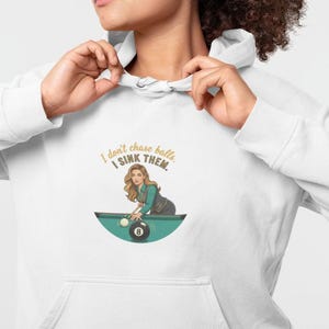 Puede incluir: Una taza de cerámica blanca con asa negra y el texto "But First, Coffee" en estilo manuscrito. La taza es para bebidas calientes y tiene un acabado brillante.