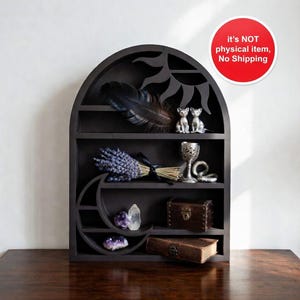 Puede incluir: Estantería de madera negra con diseño de sol y luna, que contiene varios objetos. Incluye una pluma, figuritas de gato, un ramo de lavanda, una copa, cristales, un pequeño cofre de madera y un libro. La estantería está sobre una superficie de madera oscura.