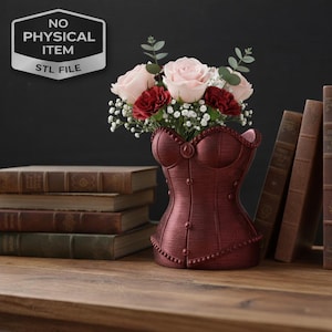 Könnte beinhalten: Eine weinrote, korsettförmige Vase gefüllt mit rosa und roten Rosen, Schleierkraut und Grünzeug. Die Vase hat Knöpfe und eine strukturierte Oberfläche. Bücher und ein Schild mit der Aufschrift "NO PHYSICAL ITEM STL FILE" sind ebenfalls zu sehen.