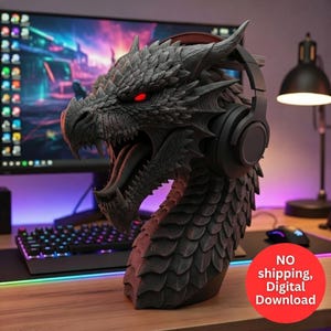 Könnte beinhalten: Eine dunkelgraue Drachenkopfskulptur mit roten Augen, die einen schwarzen Kopfhörer hält. Das Maul des Drachen ist geöffnet und seine Zunge ist sichtbar. Die Skulptur steht auf einem Holztisch mit Computer und Tastatur im Hintergrund.