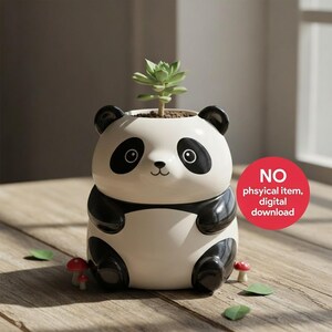 Puede incluir: Maceta de cerámica con forma de panda con una planta suculenta. La maceta es blanca con detalles negros, incluyendo las orejas, los ojos y los brazos. El texto "NO phsyical item, digital download" está en un círculo rojo.