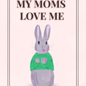 Pode incluir: Ilustração de um coelho cinzento com um suéter verde, com o texto "MY MOMS LOVE ME" em letras castanhas. O coelho tem orelhas compridas e um nariz rosa, sobre um fundo rosa claro, com uma moldura castanha.