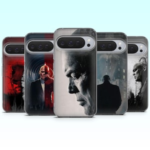 Puede incluir: Cinco fundas para teléfono con varios diseños. Las fundas presentan retratos y arte gráfico, incluyendo la cara de un hombre y un hombre con traje. La paleta de colores incluye rojo, negro y blanco. Las fundas son de plástico transparente.