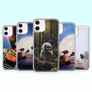 Può includere: Una collezione di cinque custodie trasparenti per telefono con i personaggi del film d'animazione Wall-E. Le custodie mostrano varie scene, tra cui Wall-E ed Eva in una foresta. Le custodie sono progettate per uno smartphone.