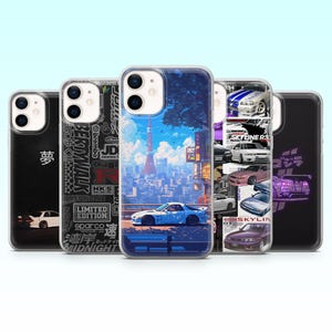 Könnte beinhalten: Eine Sammlung von Handyhüllen mit Automotiven. Die Hüllen zeigen verschiedene Autoillustrationen, darunter ein blaues Sportwagen vor einer Stadtlandschaft, sowie weitere Autografiken mit japanischem Text und Logos.