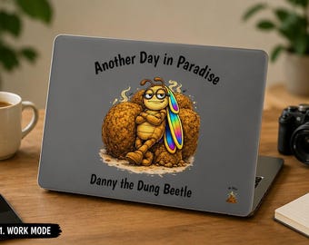 Funda para MacBook / Cubierta mate para portátil con diseño de Danny el escarabajo pelotero de Otro día en el paraíso
