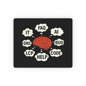 Könnte beinhalten: Schwarzes rechteckiges Mousepad mit einer roten Gehirngrafik in der Mitte, umgeben von weißen Wolken-Sprechblasen mit den Texten IT, FAQ, AI, DNS, BUG, CODE, HELP und LCP. Für den Computergebrauch konzipiert.