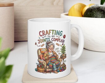 Taza de cerámica Crafter "Crafting til My Joints Complain" (Manualidades hasta que me duelan las articulaciones) / 11 oz o 15 oz