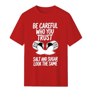 誰を信用するかは慎重にTシャツ、メンズおもしろグラフィックTシャツ、塩と砂糖の引用Tシャツ、大胆なメッセージTシャツ