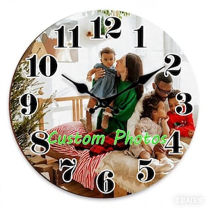 Könnte beinhalten: Runde Wanduhr mit Familienporträt, großen schwarzen Ziffern und schwarzen Zeigern. Die Worte "Custom Photos" sind in grüner Schrift. Der Hintergrund zeigt eine fünfköpfige Familie.