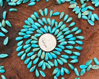 Lote de cabujones sueltos de turquesa de Mohave de 4 x 8 mm en forma de lágrima.