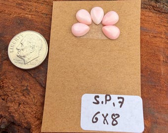 Cabujón suelto de concha rosa de 6 x 8 mm con forma de racimo de peras.