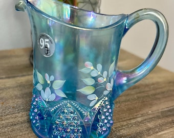 Fenton VTG-glas blå skimrande gräddkanna | Handmålat blommigt karnevalsglas | Original "95"-årsdagsklistermärke | Signerad av konstnär