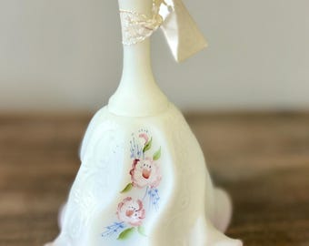 Vintage Fenton glasklocka, konstnärssignerad handmålad rosa rosor, satinfrostat mjölkglas, NWT ny med originaletikett, 18 cm