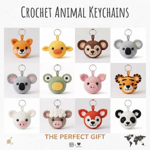Könnte beinhalten: Eine Sammlung von gehäkelten Tier-Schlüsselanhängern in verschiedenen Farben und Designs, darunter ein Fuchs, eine Ente, ein Affe, ein Koala, ein Frosch, ein Schwein, ein Tiger, ein Schaf, ein Hirsch und ein Panda. Der Text "CROCHET ANIMAL KEYCHAINS" steht oben.