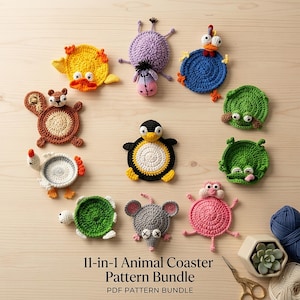 Può includere: Una collezione di undici sottobicchieri a forma di animali all'uncinetto fatti a mano, tra cui un'anatra, uno scoiattolo, un pinguino e un topo. I sottobicchieri sono in vari colori, come giallo, marrone, nero e rosa. Viene visualizzato il testo "11-in-1 Animal Coaster Pattern Bundle".