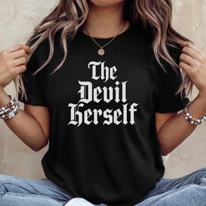 Camiseta personalizable "El Diablo mismo", gótica, satánica, para mujer, ocultista, oscura, femenina, con gráficos de brujas, un regalo atrevido para ella.