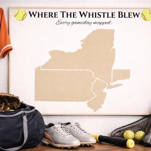 Puede incluir: Una exhibición temática de béisbol con una camiseta blanca y naranja con el número 18, un mapa de Nueva York y el texto "WHERE THE WHISTLE BLEW". Incluye un guante de béisbol, una bolsa de lona negra, zapatillas grises y naranjas y bates.