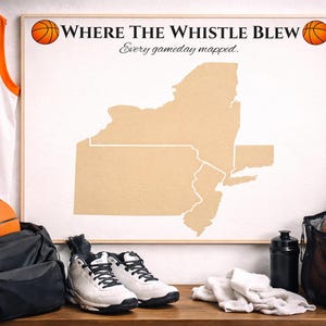 Puede incluir: Una exhibición temática de baloncesto con una camiseta blanca y naranja con el número 12, balones de baloncesto, un mapa de Nueva York y equipamiento deportivo. El letrero dice "Where The Whistle Blew".