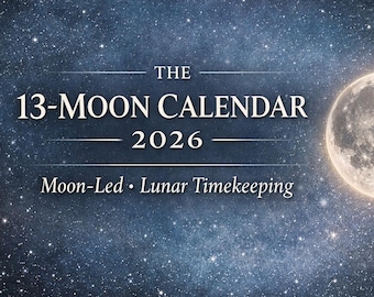 Może przedstawiać: Kalendarz księżycowy na rok 2026, z pełnią księżyca na tle gwiaździstego nieba. Tekst brzmi "THE 13-MOON CALENDAR 2026" z hasłem "Moon-Led • Lunar Timekeeping". Obraz ma kosmiczny charakter.
