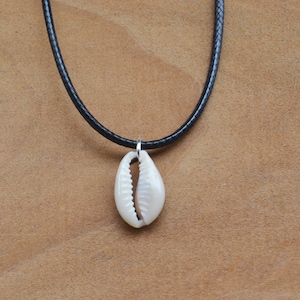 Shell Necklace, Cowrie Shell Necklace, White Simple Shell Choker Women, Hippie Shell Choker, Surf Beach Necklace, Beach Shell on Cord