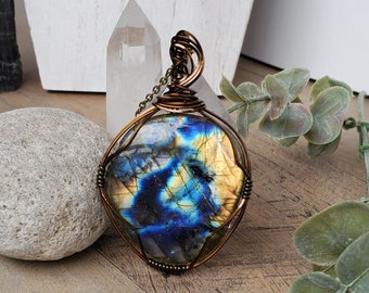 Pendentif labradorite bleue, cadeau bijoux printanier, grand collier avec pendentif labradorite, cadeau fête des mères, cadeau unique avec pendentif labradorite en fil de fer,