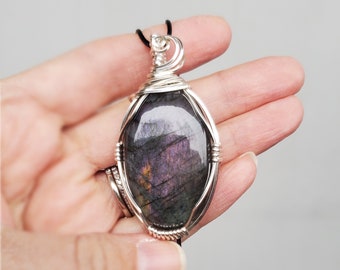 Pendentif labradorite violet foncé, pendentif fil de labradorite unique, cadeau fête des mères, cadeau bijoux pour femme, cadeau pendentif cristal labradorite