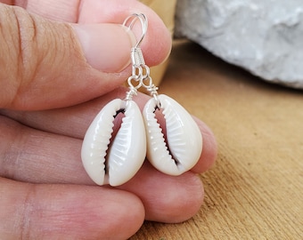 Mini Shell Earrings, Small Cowrie Shell Earrings, Beach Shell Earrings, Small White Shell Earrings, Simple Beach Earrings, Beach Boho Gift