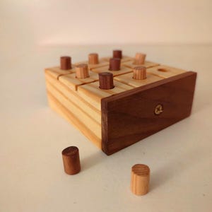 Juego de tres en raya de madera, tablero de pino y nogal hecho a mano, ideal para viajar, ideal para escritorio o mesa de centro, regalo único.