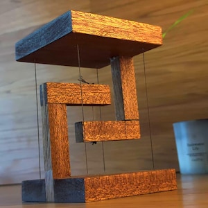 Mahagoni-Tensegrity-Tisch, schwebende Holzskulptur, handgefertigter Anti-Schwerkraft-Tisch, hochwertige Schreibtischdekoration aus Holz, Geschenk für Ingenieure, Wohnaccessoires