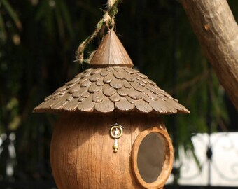 Handmade Wooden Birdhouse Hanging Outdoor Garden Bird House Rustic Nest Box with Rope Natural Wood Bird Shelter Decorgift for outdoor lovers