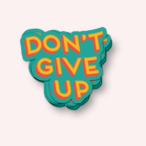 Puede incluir: Un montón de pegatinas azul turquesa con las palabras "DON'T GIVE UP" en letras amarillas y naranjas.