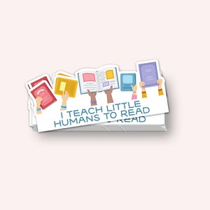 J’apprends aux petits humains à lire l’autocollant en vinyle (art du rat de bibliothèque, merch bookish, autocollant d’ordinateur portable, autocollant pour voiture, autocollant de voyage, autocollant d’enseignant)