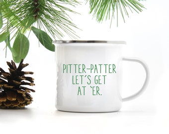 Könnte beinhalten: Weiße Emaille-Campingtasse mit grüner Aufschrift "Pitter-Patter Let's Get At 'er."