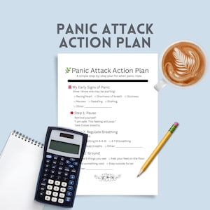 Puede incluir: Un "Plan de acción contra los ataques de pánico" impreso con una guía paso a paso para manejar el pánico. Incluye una calculadora, un bloc de notas, un lápiz y una taza de café con arte latte. El plan enumera los primeros signos de pánico.