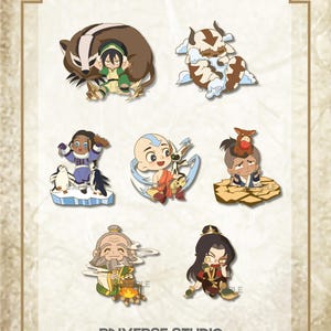Peut inclure: Un ensemble de sept épinglettes en émail représentant des personnages animés de style chibi. Les motifs incluent une fille avec un blaireau-taupe, un bison volant, une fille avec des manchots, un garçon avec un lémurien, un garçon et une créature.