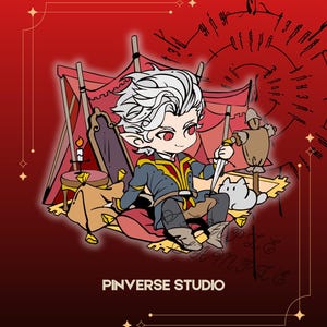 Könnte beinhalten: Cartoon-Illustration eines Charakters mit weißen Haaren und roten Augen, gekleidet in einem blau-goldenen Outfit, der ein Schwert hält. Die Figur sitzt auf einem Teppich in einem Zelt, mit einem kleinen Tisch und einer Katze in der Nähe. Der Hintergrund ist rot mit dekorativen Elementen und dem Text "PINVERSE STUDIO".