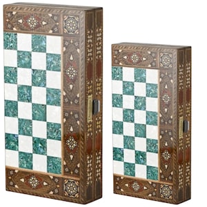 Puede incluir: Dos juegos de ajedrez/backgammon de madera. Los tableros presentan un patrón de cuadros verdes y blancos. Los marcos de madera están intrincadamente decorados con diseños incrustados y un acabado oscuro. Los juegos son rectangulares y tienen un cierre con bisagras.