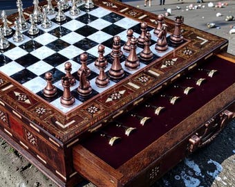 Tabuleiro de xadrez grande feito à mão com peças de bronze ponderadas, ideal para guardar peças. Perfeito para presente.