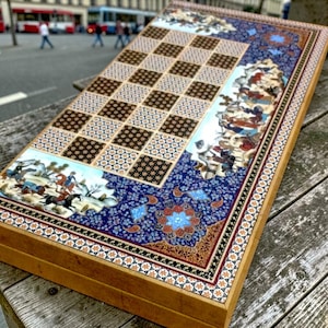 Puede incluir: Un juego de tres tazas de cerámica con un acabado mate moteado. Las tazas son en tonos crema, gris claro y gris oscuro. Cada taza tiene un diseño simple y minimalista y un asa redondeada.