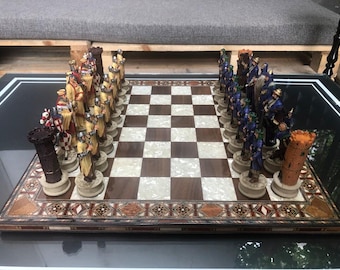 Scacchiera di lusso realizzata a mano a tema Crociati – Cavalieri dipinti a mano, scacchiera intarsiata in legno massello.