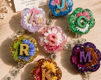 Bobine d'insigne en résine florale personnalisée | Porte-badge initial | Vraies fleurs séchées et paillettes | Bobine d'insigne d'identité avec lettre personnalisée | Cadeau pour infirmière enseignante