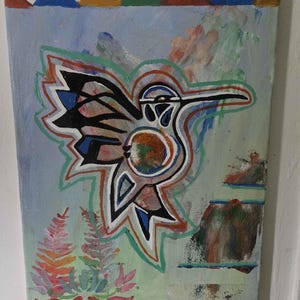 Peut inclure: Peinture abstraite d'un colibri en vol, souligné en noir et blanc avec des accents bleus et orange. Le fond est un mélange de bleu clair et de vert avec des motifs floraux et géométriques.