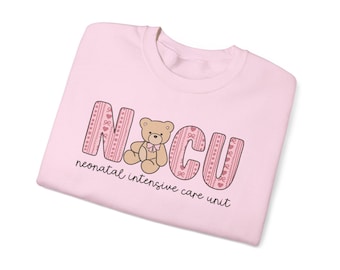 Bluza z okrągłym dekoltem z misiem pielęgniarki NICU | Wzór misia pielęgniarki NICU