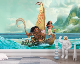 Op de afbeelding: Een muurschildering met een scène uit de film Vaiana, met Maui die een grote haak vasthoudt, Vaiana op een houten boot en het varken Pua. De achtergrond toont een tropische oceaan, golven en groene bergen onder een bewolkte lucht.