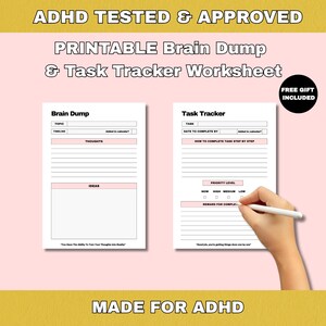 Könnte beinhalten: Druckbares Brain Dump & Task Tracker Arbeitsblatt mit dem Text "ADHD TESTED & APPROVED". Die Arbeitsblätter sind weiß mit rosa Akzenten und enthalten Abschnitte für Themen, Gedanken und Ideen. Eine Hand hält einen Stift und schreibt auf den Task Tracker.