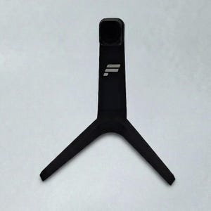 Peut inclure: Un support noir en forme de Y avec une finition mate et deux pieds inclinés. La colonne verticale présente un logo argenté en forme de lettre F stylisée et une plaque de montage carrée noire au sommet pour les appareils.