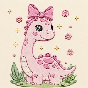 Op de afbeelding: Een geborduurd ontwerp van een lichtroze dinosaurus met een grote roze strik op het hoofd, omringd door kleine gouden sterren, roze bloemen en groene bladeren. De dinosaurus heeft donkere ogen met witte accenten en donkerroze vlekken.